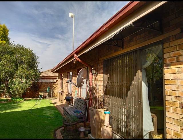 2 BEDROOM TOWNHOUSE FOR SALE IN VANDERBIJLPARK SW 5